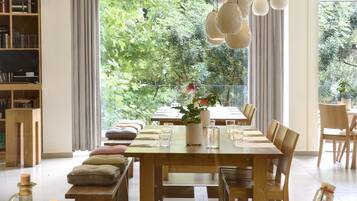 Se ofrece un desayuno bufé (20 EUR por persona)