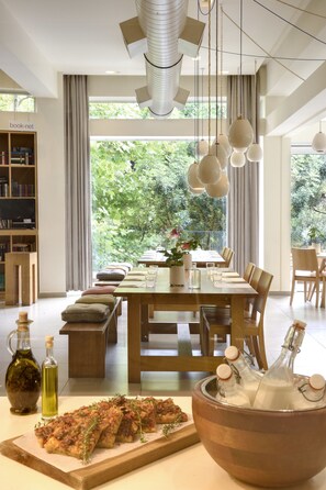 Café da manhã com buffet todos os dias (EUR 20 por pessoa) 