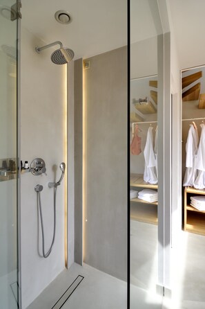 Loft Suite | حمام | تجهيزات دش، مستلزمات للعناية الشخصية صديقة للبيئة، مجففات شعر