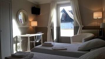 Standard Room, 2 Twin Beds | Desk, free cribs/infant beds, rollaway beds, free WiFi