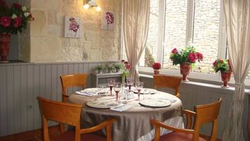Se sirven comidas, cenas y cocina francesa