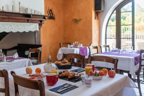 Petit déjeuner buffet (11 EUR par personne)