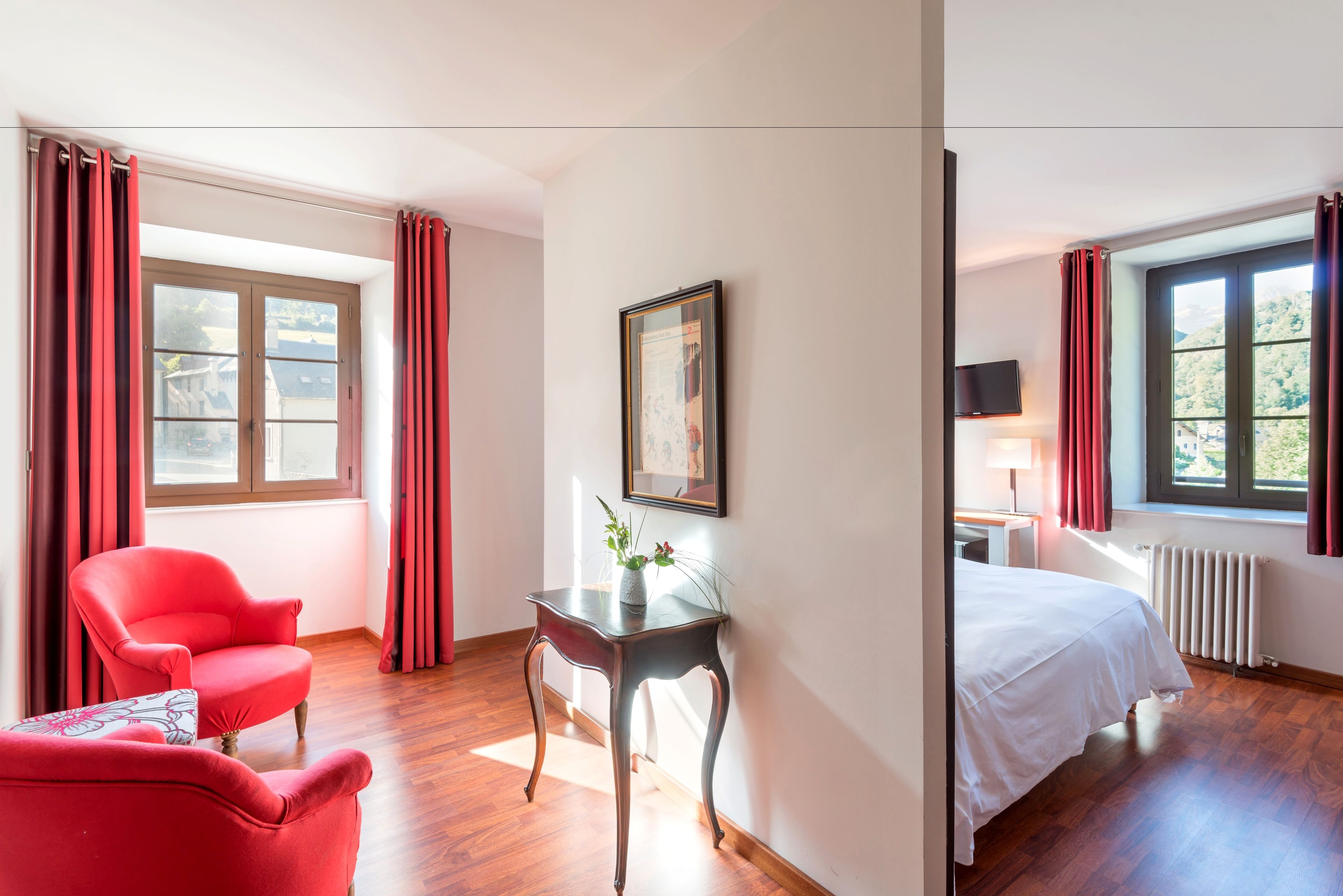 suite | desk, soundproofing, free cots/infant beds, free wifi