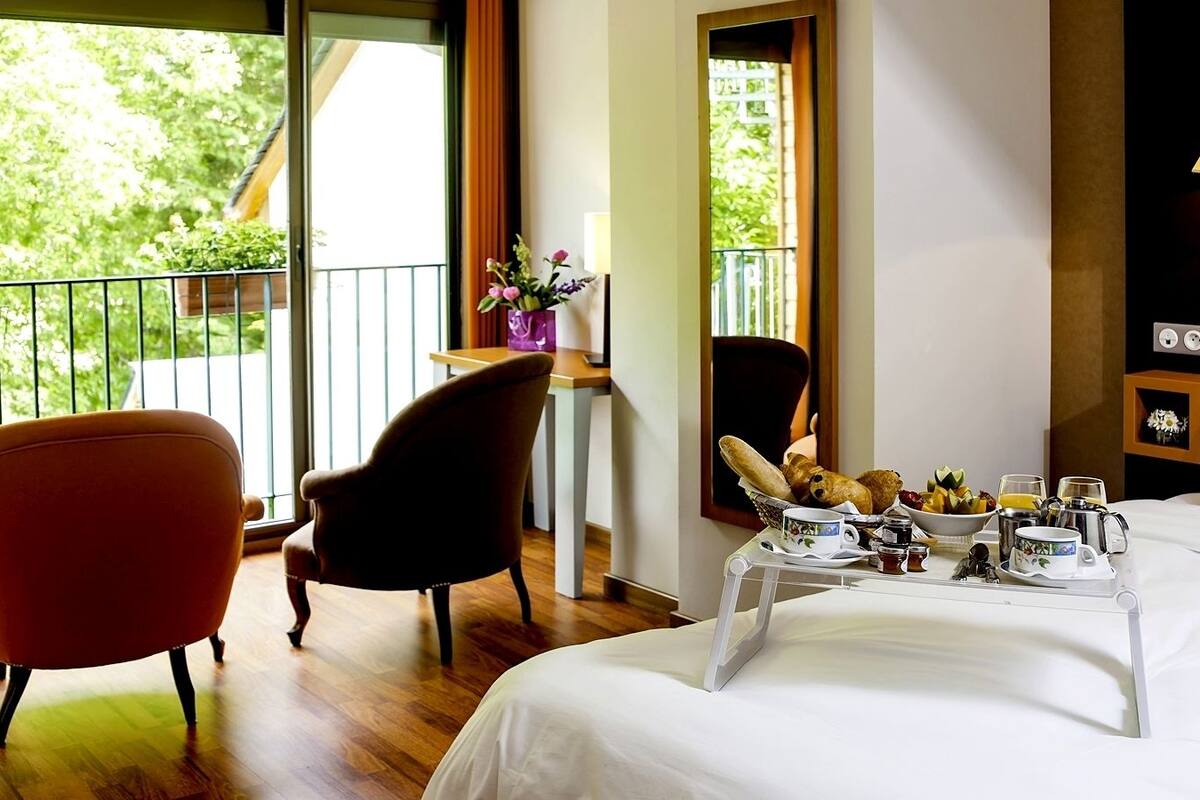 Suite | Desk, soundproofing, cribs (free), WiFi (free)