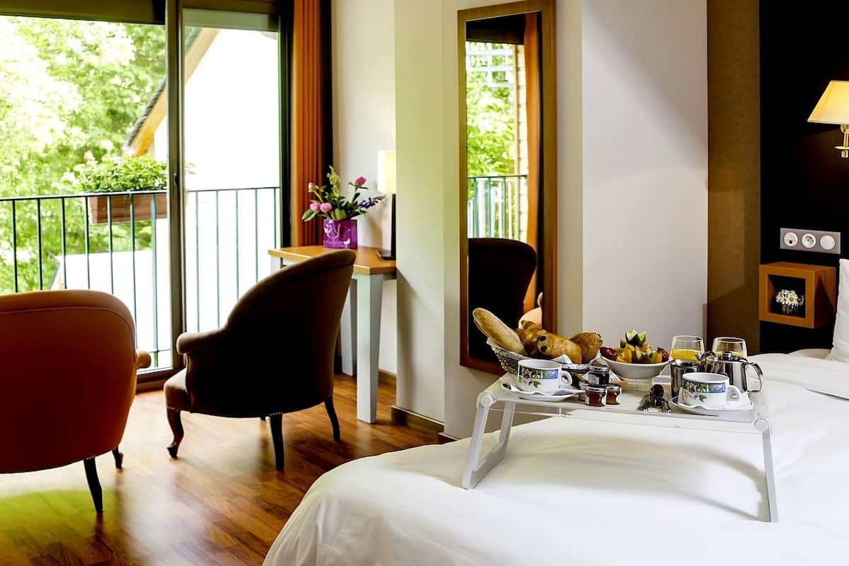 suite | desk, soundproofing, free cots/infant beds, free wifi