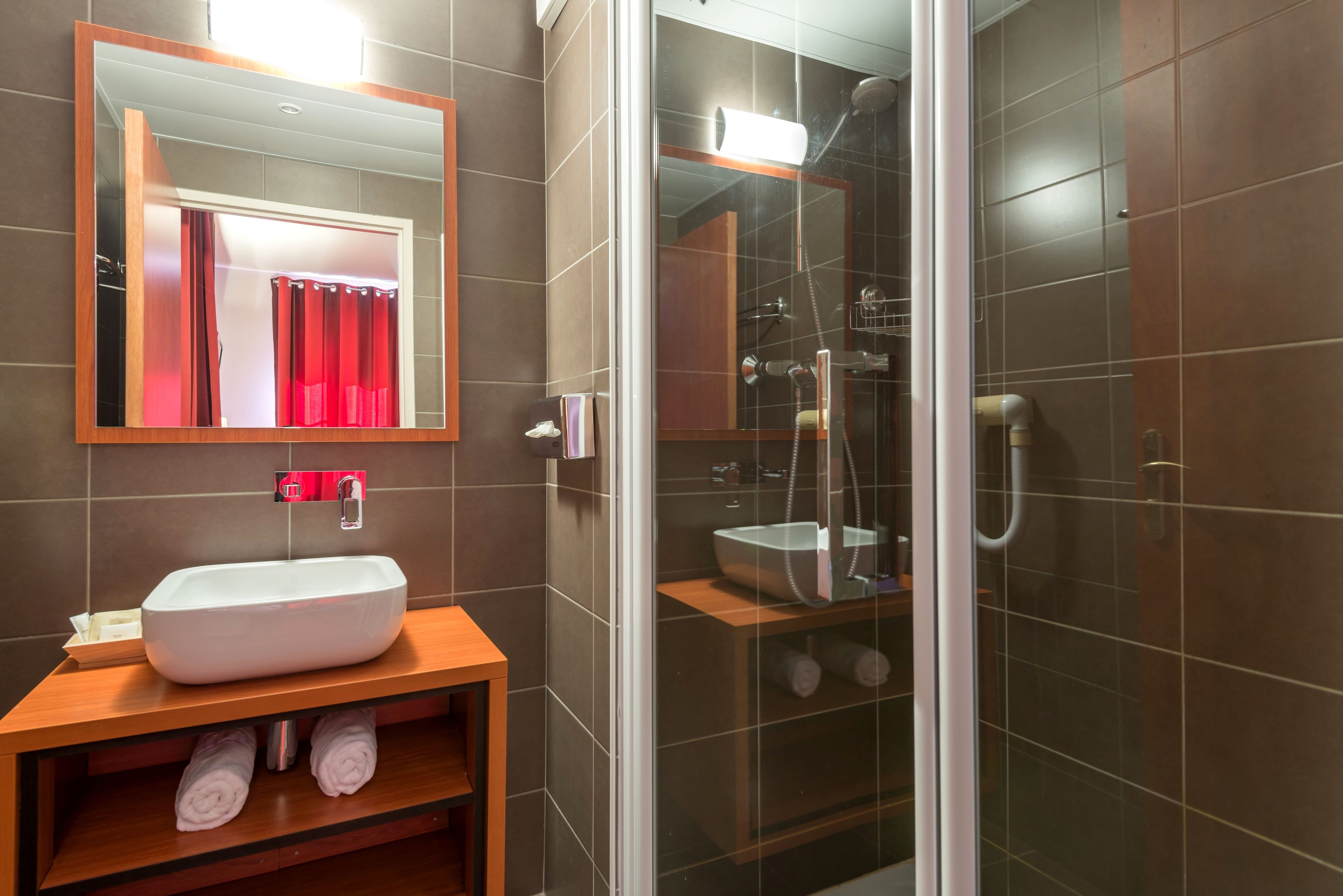 double room | bathroom | shower, free toiletries, hair dryer, towels