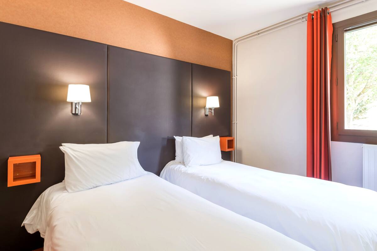 Standard Room, 2 Twin Beds | Desk, soundproofing, cribs (free), WiFi (free)