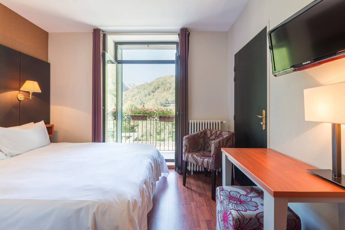 Double Room | Desk, soundproofing, cribs (free), WiFi (free)