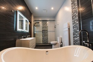 Superior Suite, Refrigerator & Microwave | Bathroom | Combined shower/tub, designer toiletries, hair dryer, bathrobes - Hotel Le Saint Germain (Rimouski)