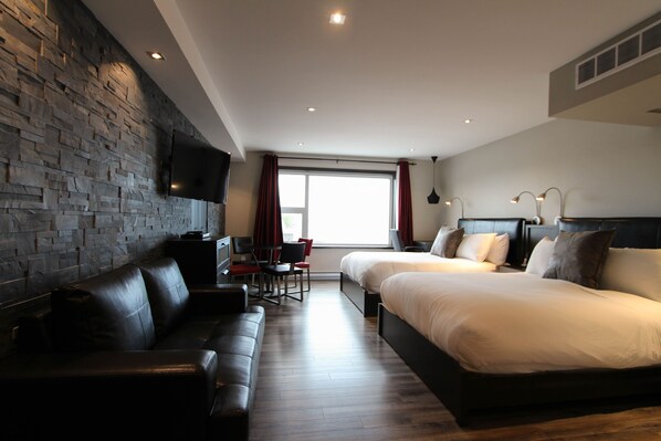 Habitación cuádruple de lujo, 2 camas Queen size, cocina, vista al río | Sábanas de algodón egipcio, ropa de cama de alta calidad y edredón 