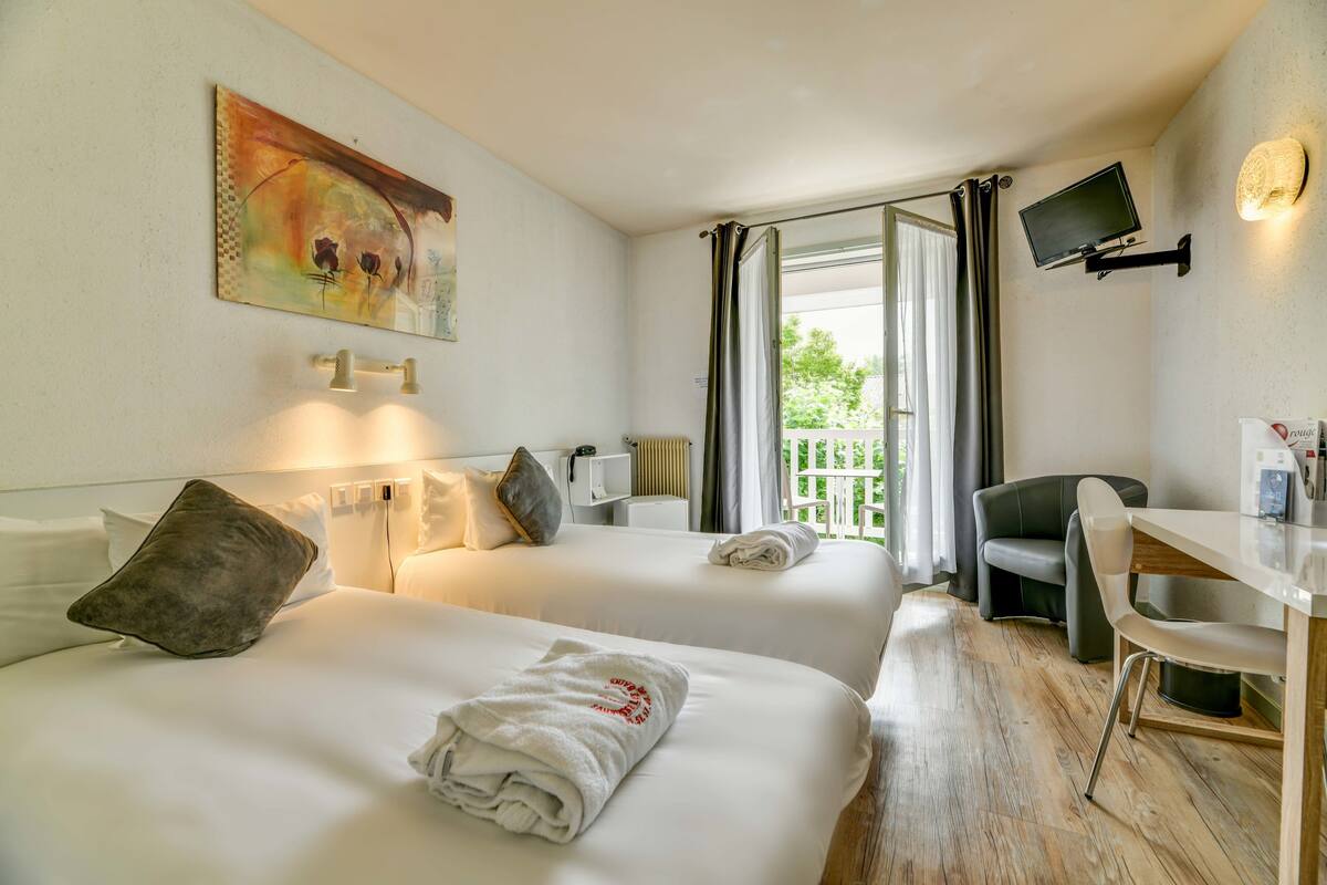 Habitación estándar, 2 camas individuales | Caja fuerte, escritorio, cunas gratuitas y wifi gratis