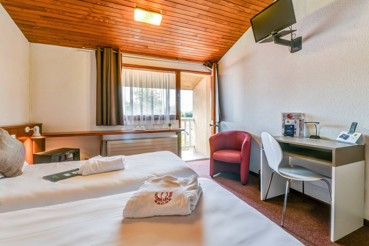 Habitación triple | Caja fuerte, escritorio, cunas gratuitas y wifi gratis