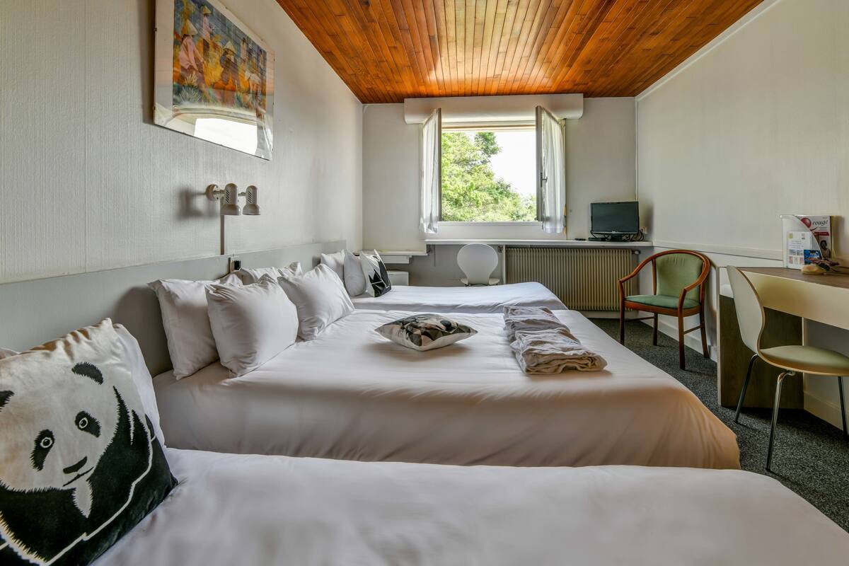 Habitación cuádruple | Caja fuerte, escritorio, cunas gratuitas y wifi gratis