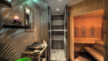 Una sauna amb seients de fusta, un recipient de vidre amb una espelma, i un mirall a la paret.