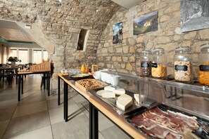 Daily buffet breakfast for a fee - Hotel Family and Spa (Meyrueis)