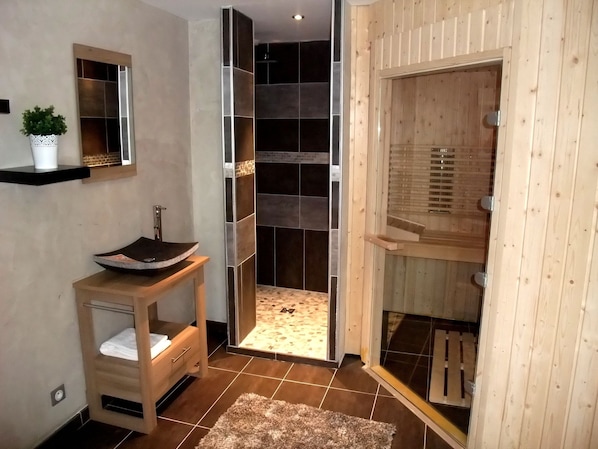 Sauna, hot tub, Turkish bath, reflexology, Ayurvedic treatments - Hotel Family and Spa (Meyrueis)