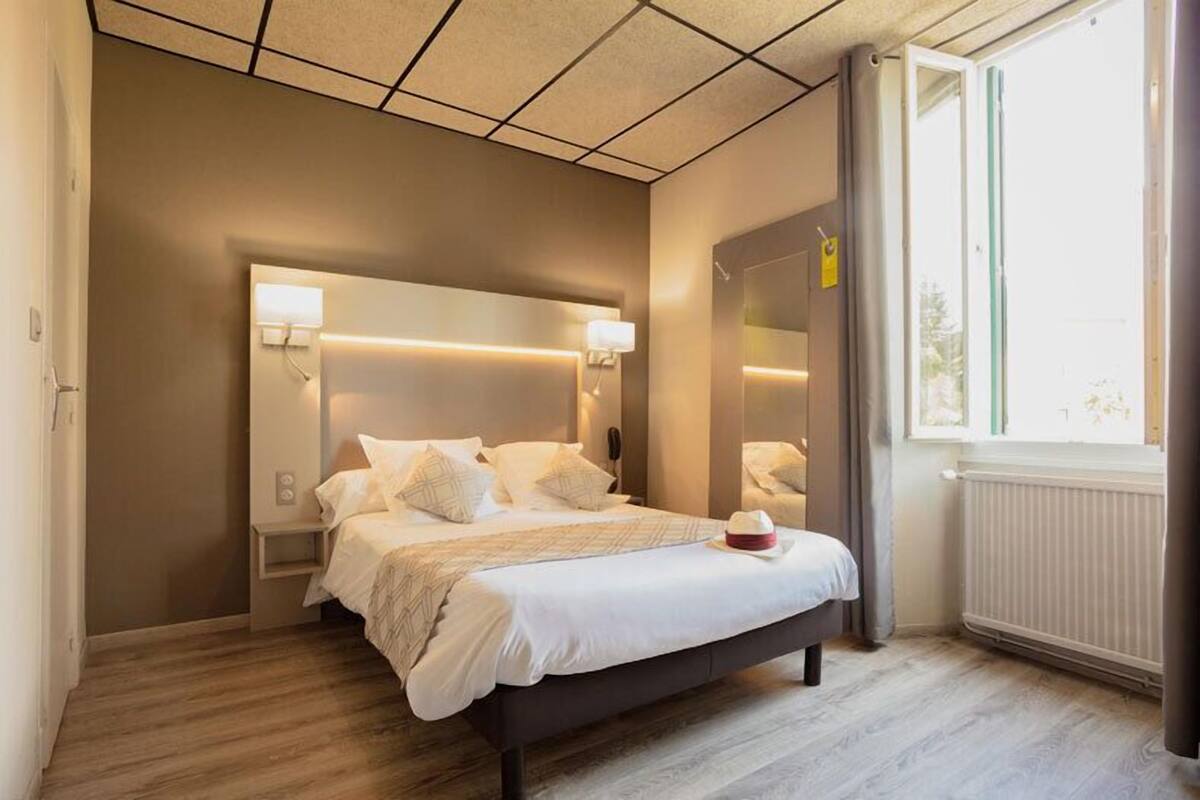 Superior Double or Twin Room | In-room safe, desk, blackout drapes, WiFi (free)