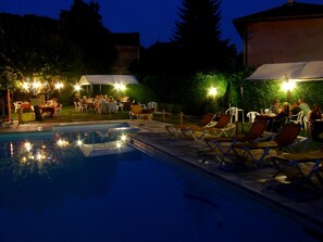 Seasonal outdoor pool - Hotel Family and Spa (Meyrueis)