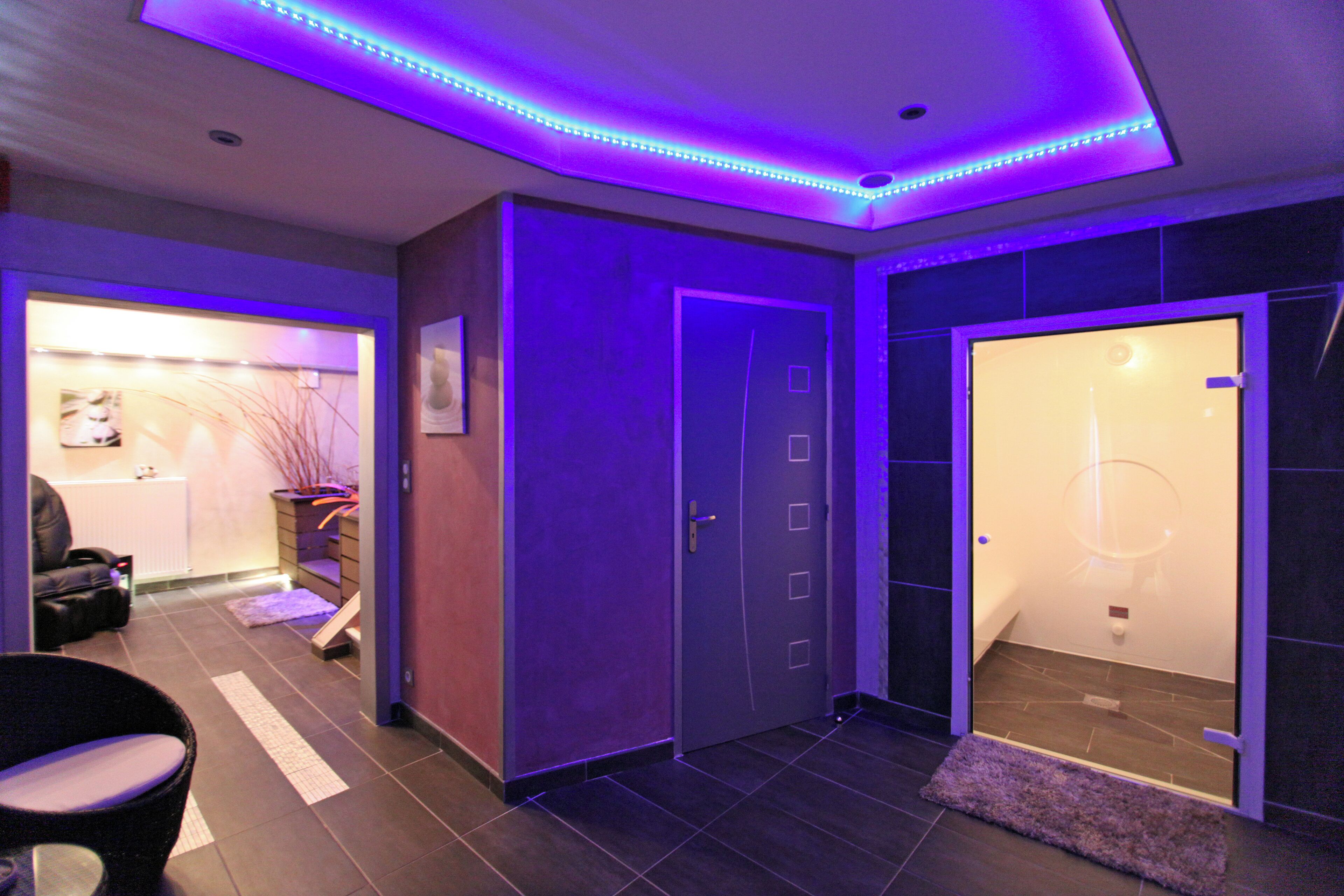 Een moderne badkamer met een douche, toilet en wastafel.
