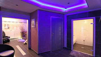 Een moderne badkamer met een douche, toilet en wastafel.