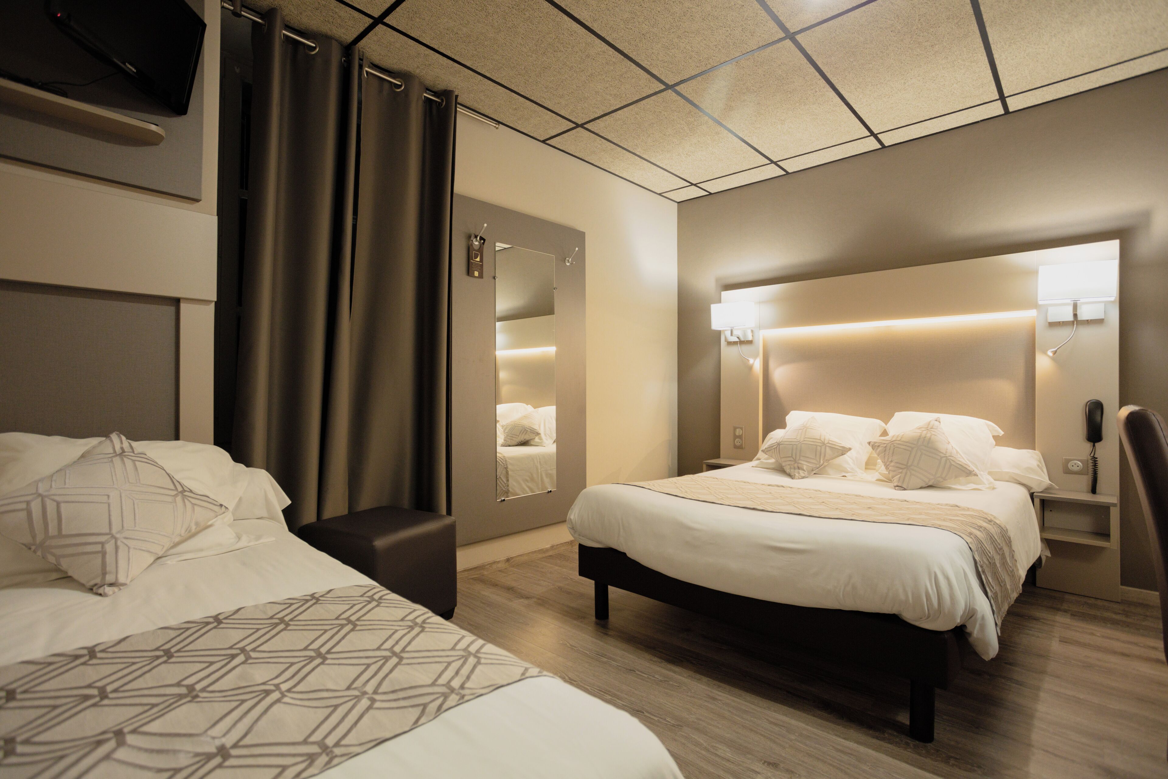 Standard-Dreibettzimmer | Zimmersafe, Schreibtisch, Verdunkelungsvorhänge, kostenloses WLAN