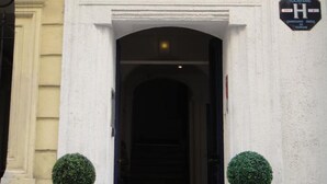 Property entrance - Petit Louvre (Nice)