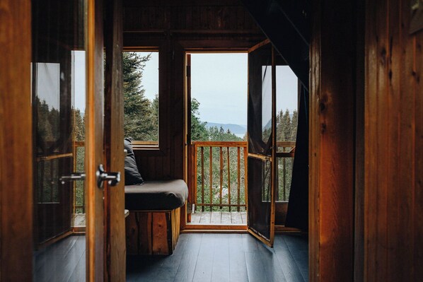 Tree House, Terrace, River View | Blackout drapes, travel crib, bed sheets - Canopee Lit (Sacre Coeur)