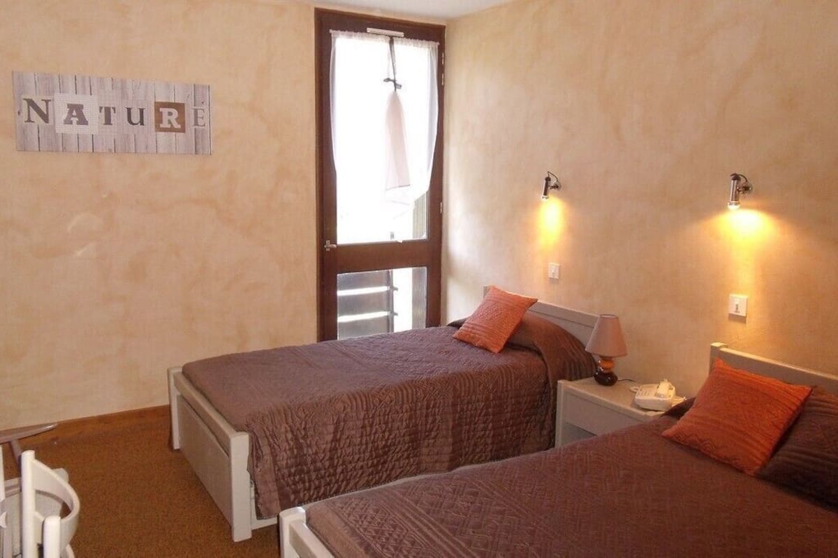 desk, free cots/infant beds, rollaway beds