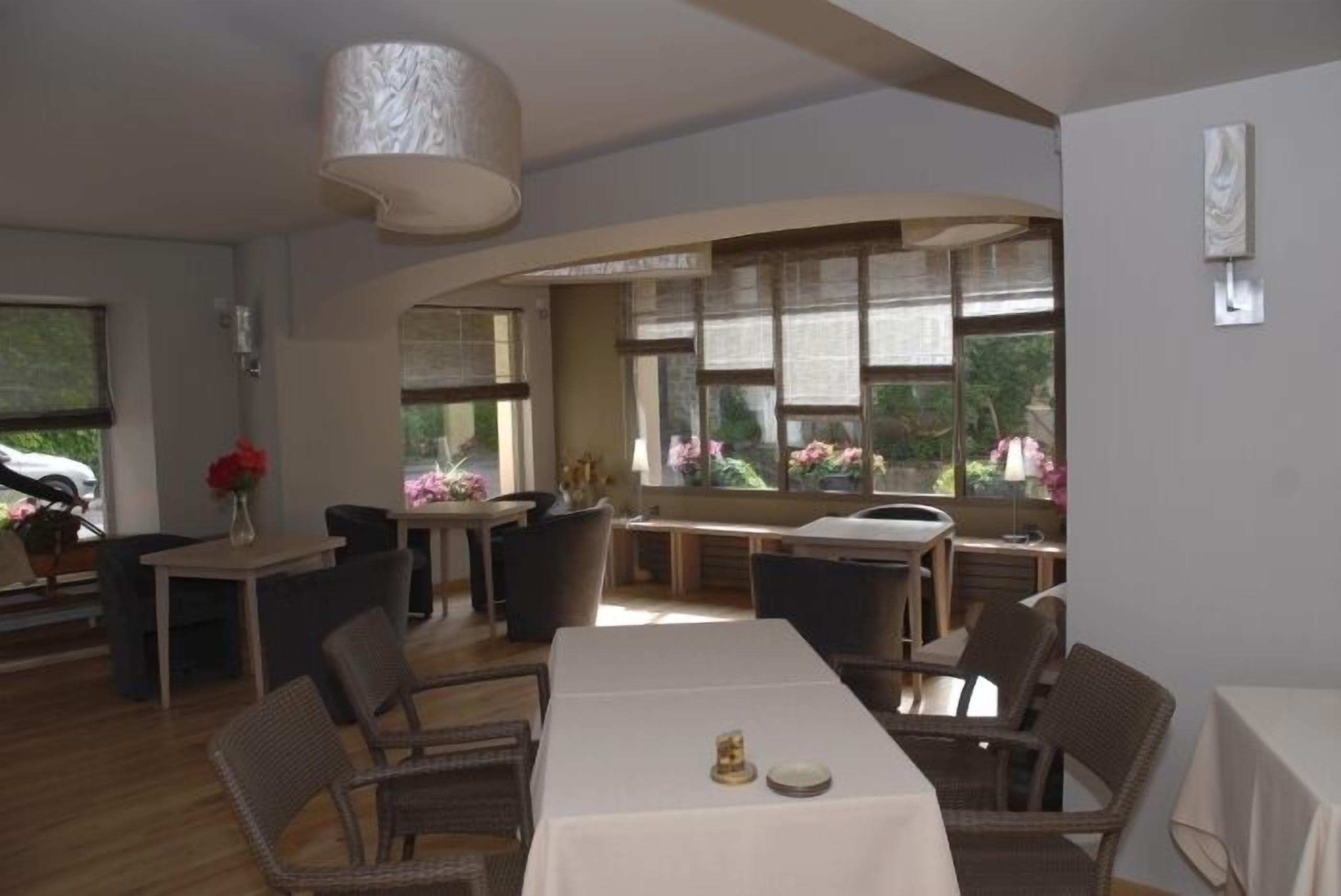 lunch and dinner served, french cuisine