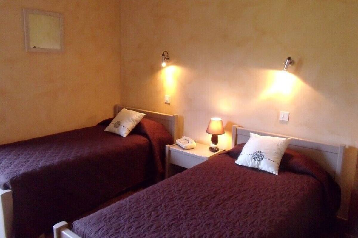 desk, free cots/infant beds, rollaway beds