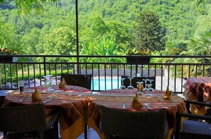 Phục vụ bữa trưa và bữa tối, món Pháp