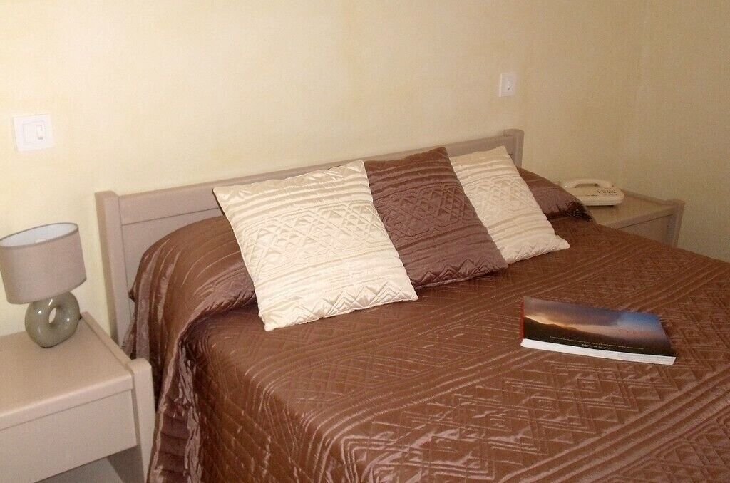 desk, free cots/infant beds, rollaway beds