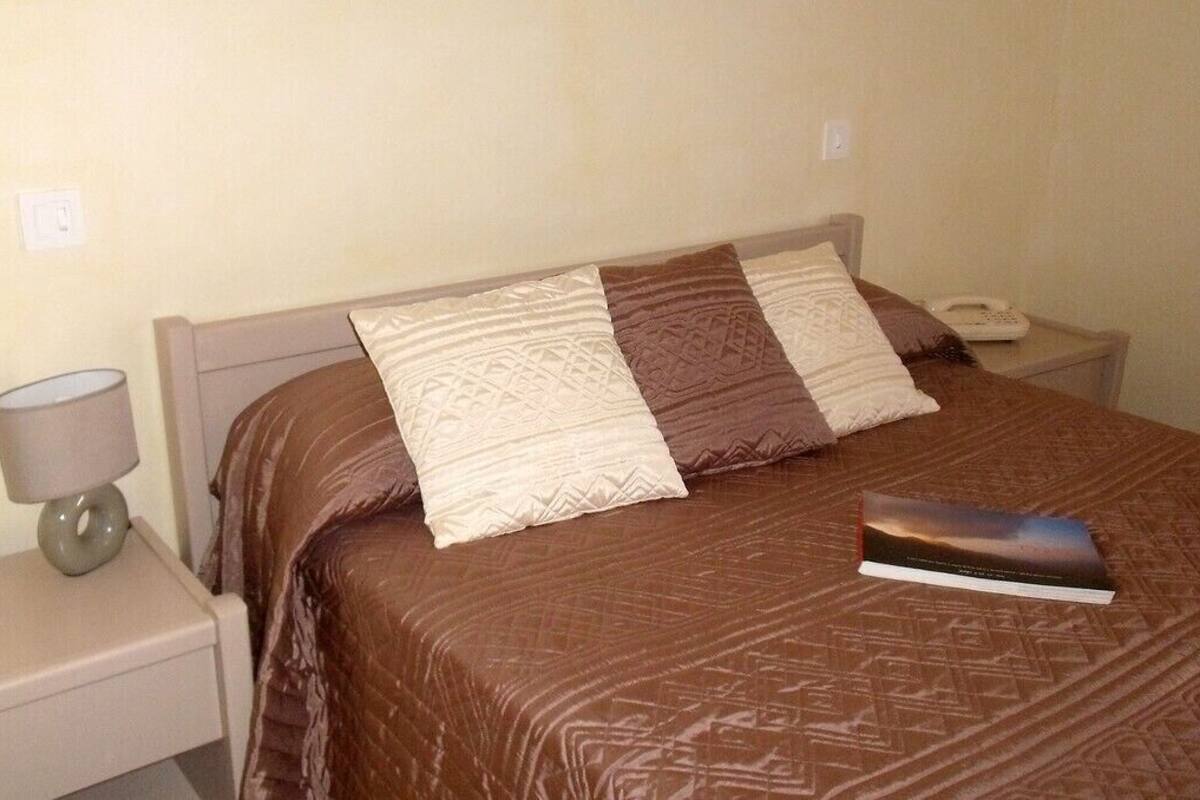 desk, free cots/infant beds, rollaway beds