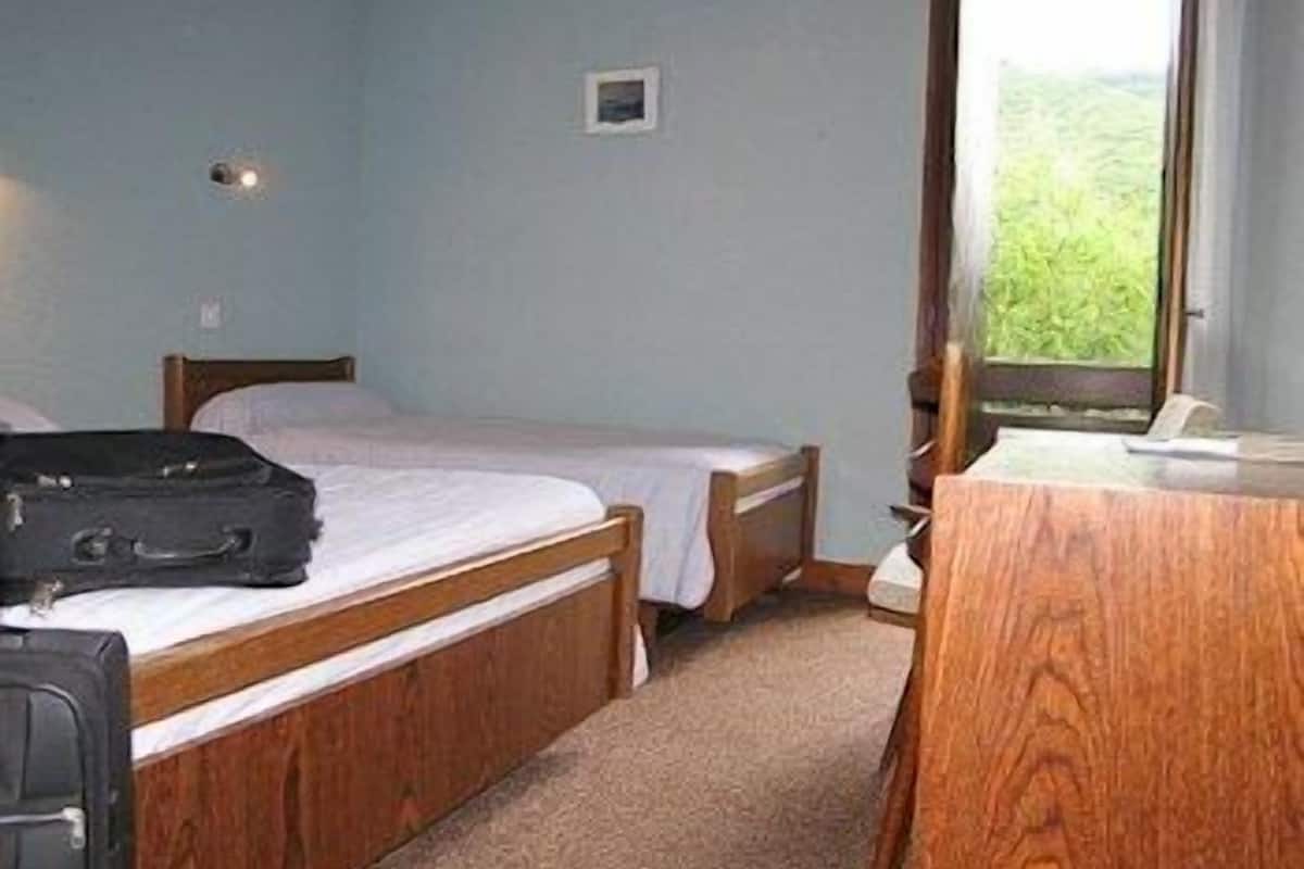 desk, free cots/infant beds, rollaway beds