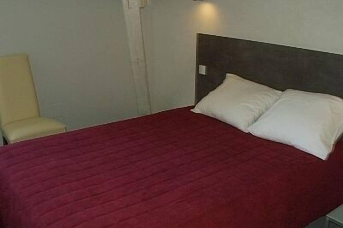 room suite  | desk, free cots/infant beds, rollaway beds, free wifi