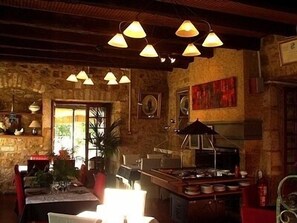 Petit déjeuner continental (8.5 EUR par personne)