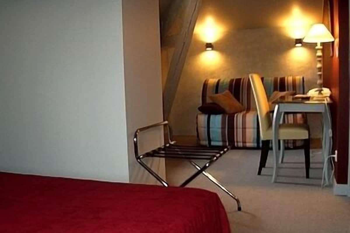 Desk, free cots/infant beds, rollaway beds, free WiFi