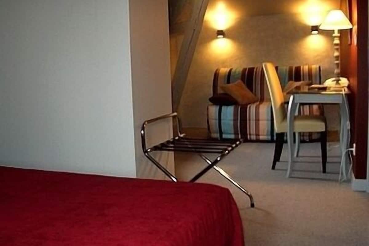 room suite  | desk, free cots/infant beds, rollaway beds, free wifi