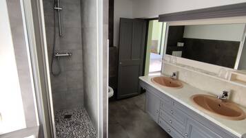 Perlengkapan mandi gratis, pengering rambut,  dan handuk