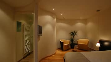 Suite | Individually decorated, desk, blackout drapes, soundproofing