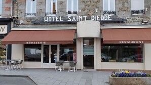 A hotel named 'HOTEL SAINT DIEDRE' with a 'BRASSERIE' and a 'RESTAURANT' on the ground floor. - Hôtel Saint-Pierre (Villedieu-les-Poêles-Rouffigny)