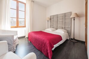 Desk, iron/ironing board, free WiFi - Le Relais des Dix Crus (Corcelles-en-Beaujolais)