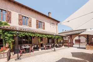 Exterior - Le Relais des Dix Crus (Corcelles-en-Beaujolais)