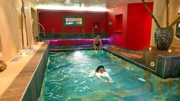 Una piscina cubierta