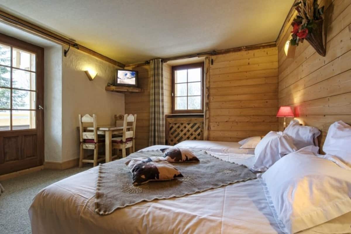 superior room | in-room safe, desk, free cots/infant beds, free wifi