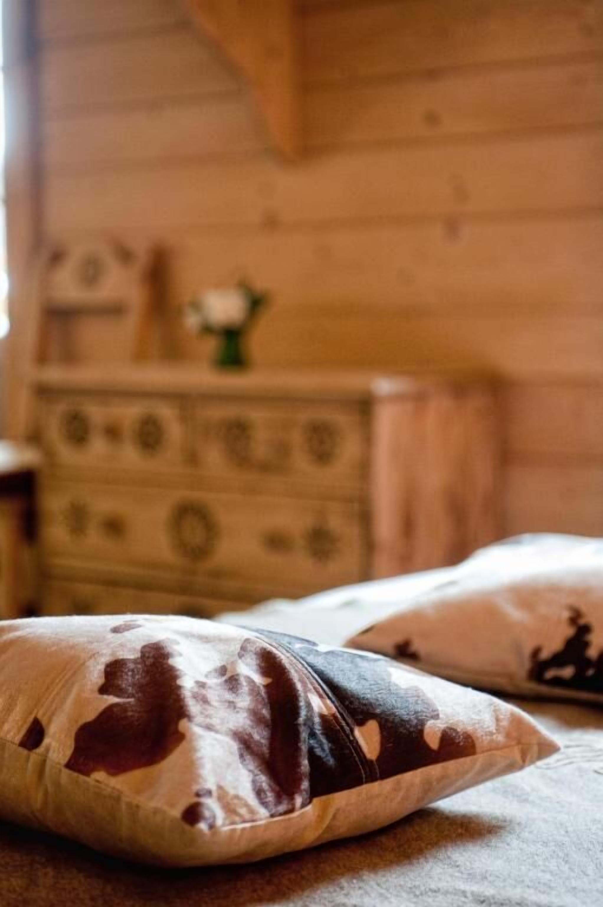 Une commode en bois avec des tiroirs et un vase rempli de fleurs.