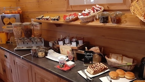 Un bufé de desayuno con diversos alimentos y acompañamientos.