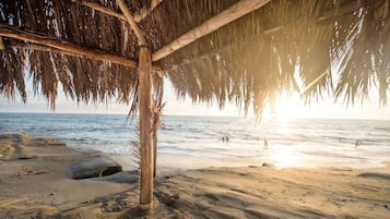 Beach nearby, white sand, beach shuttle, beach towels