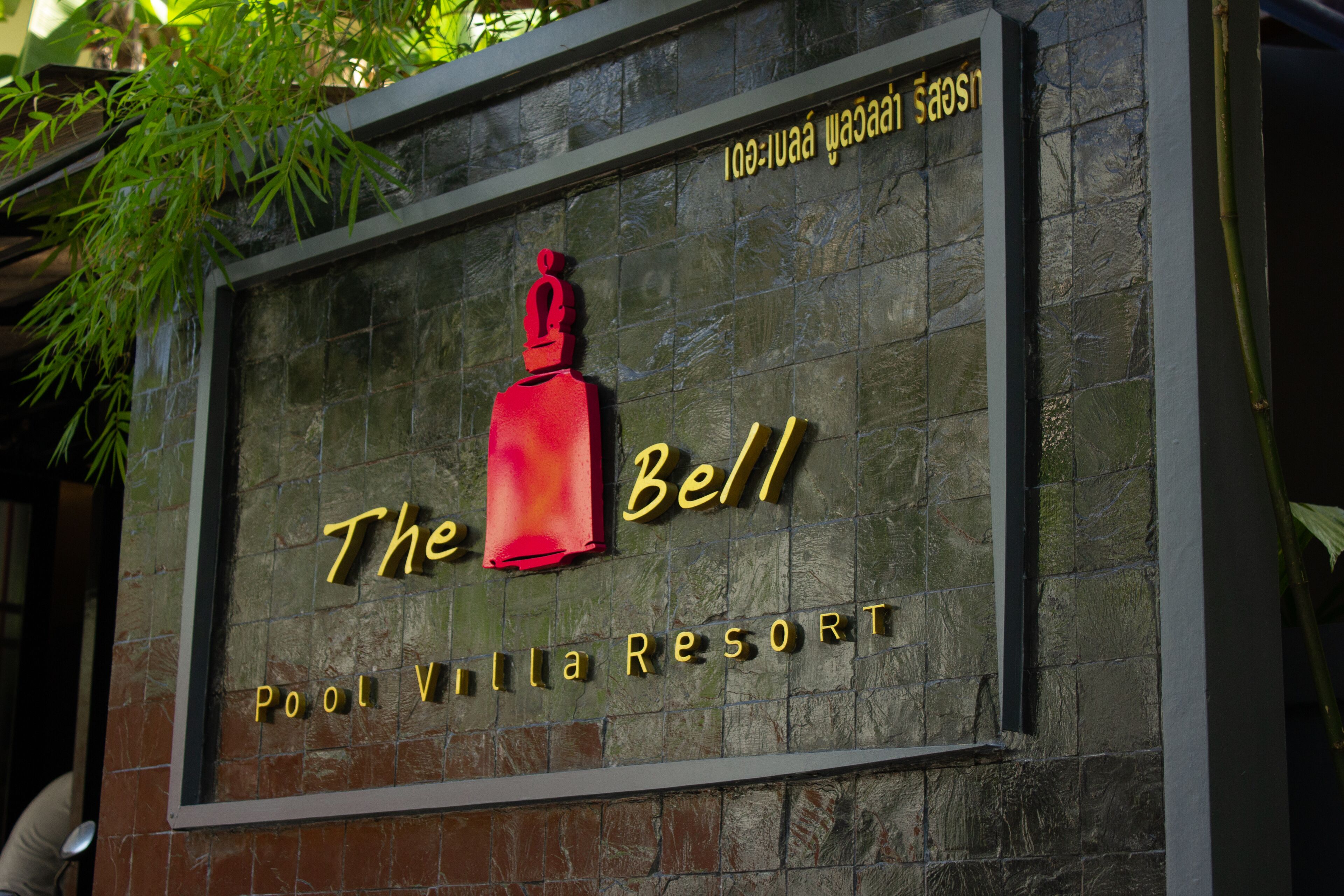 Señal para el Resort Bell Pool Villa, con un icono de campana y texto.