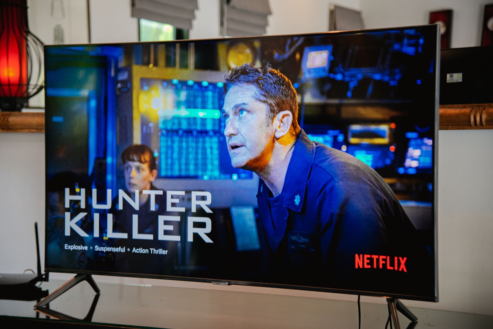Televisiossa näkyy Netflix-sarja nimeltä ”Hunter Killer”, ja näytössä on selvästi näkyvissä sarjan nimi sekä mainosteksti.